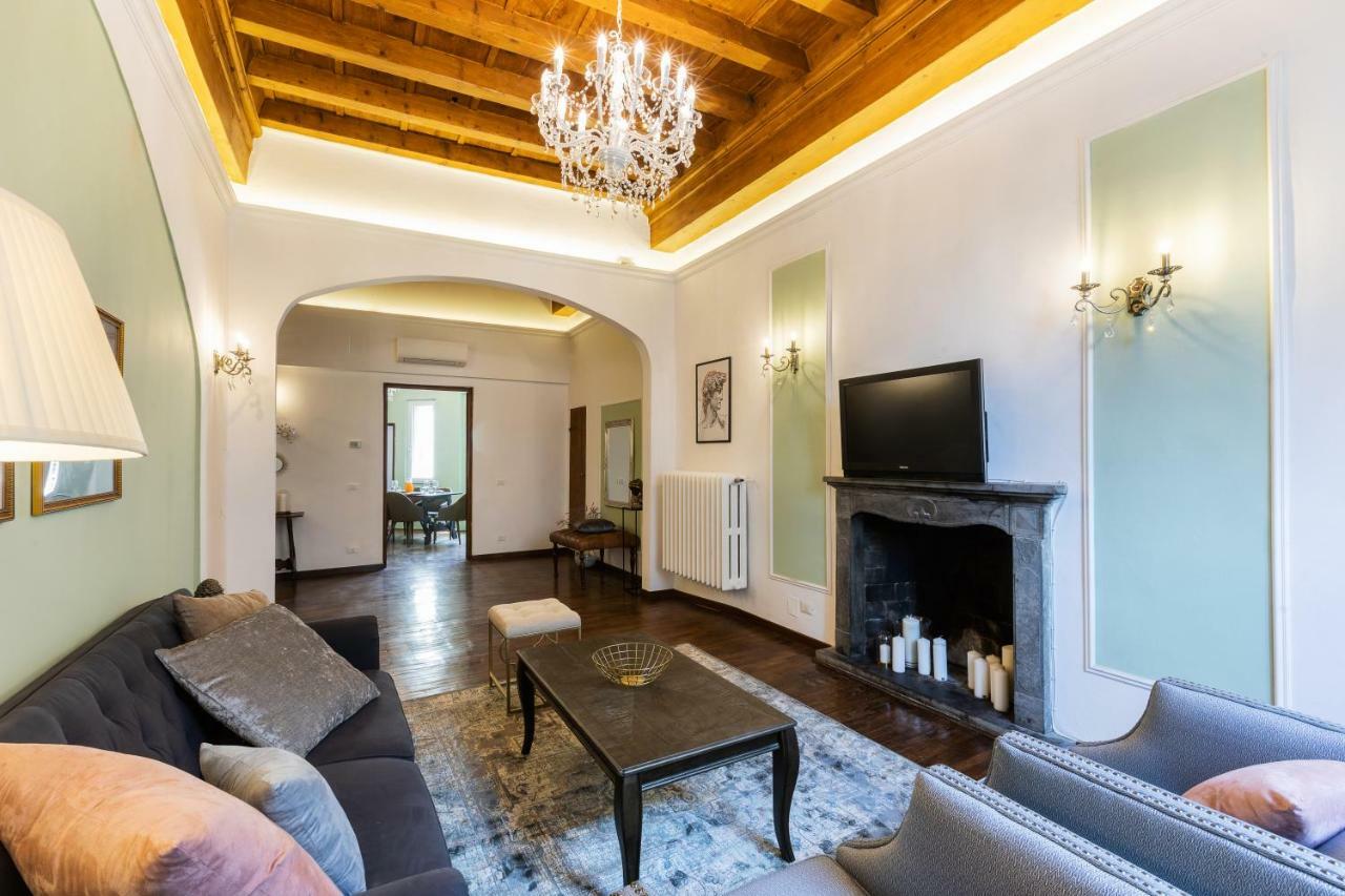 Historic Center Palace - Huge 4 Bedrooms Santa Croce Apartment - By LikehomeFirenze Bagian luar foto