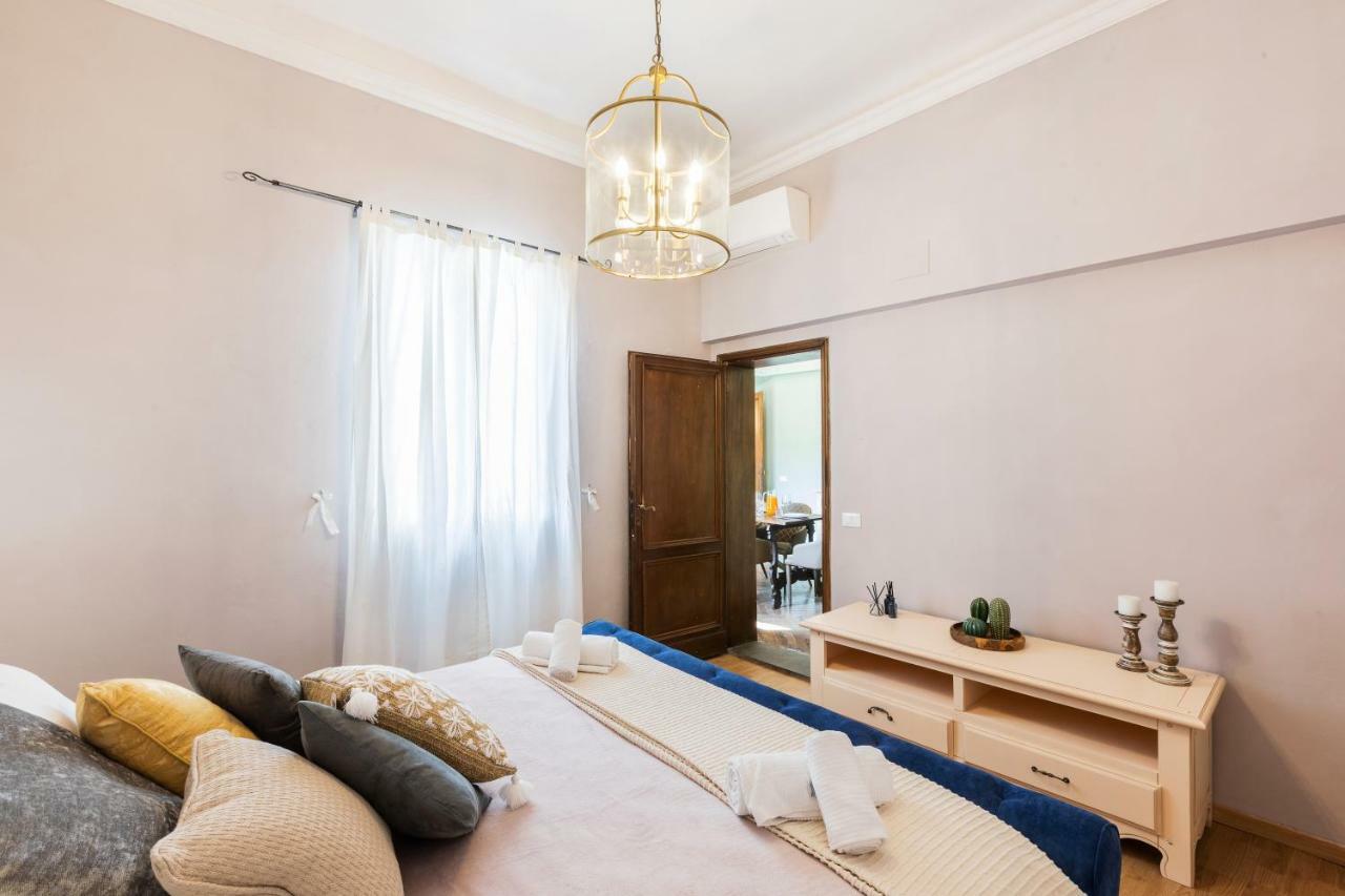 Historic Center Palace - Huge 4 Bedrooms Santa Croce Apartment - By LikehomeFirenze Bagian luar foto