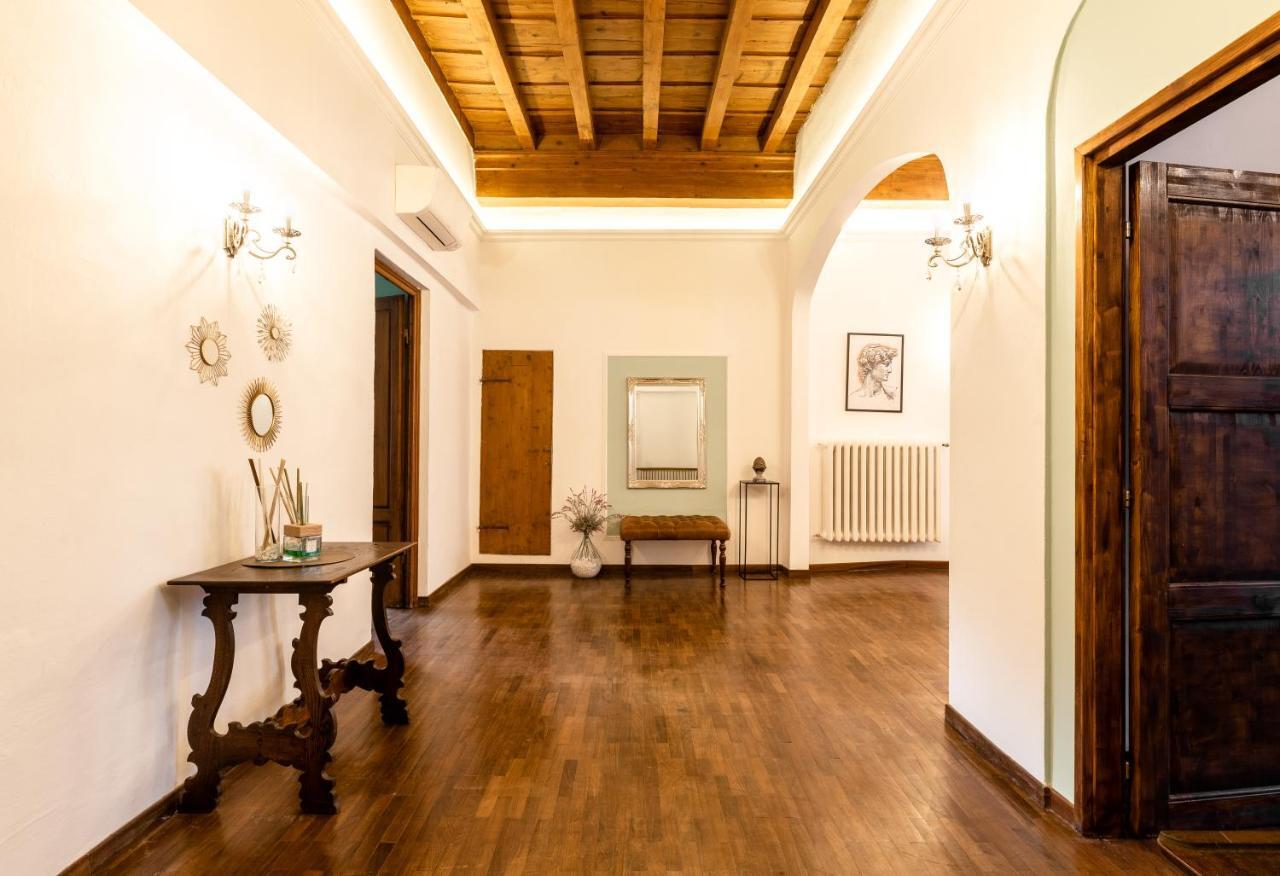 Historic Center Palace - Huge 4 Bedrooms Santa Croce Apartment - By LikehomeFirenze Bagian luar foto